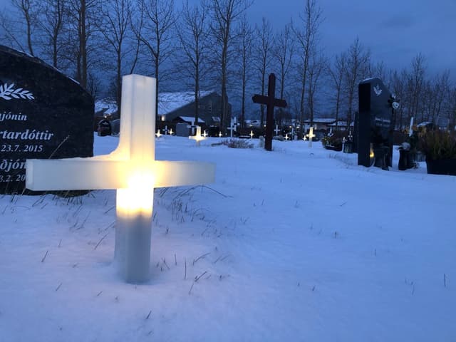 Ljósakrossar í Fossvogskirkjugarði - svæði L, O, P, W, Þ, Æ, Ö og duftgarður